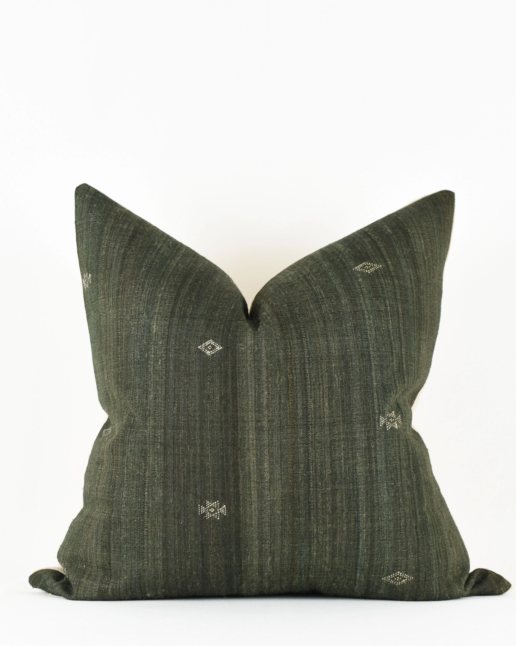 dahlia-blk-pillow